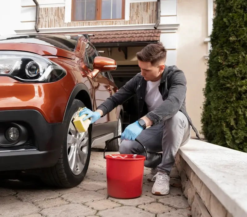 Lavage auto à domicile Éguilles : professionnel intervenant sur un véhicule